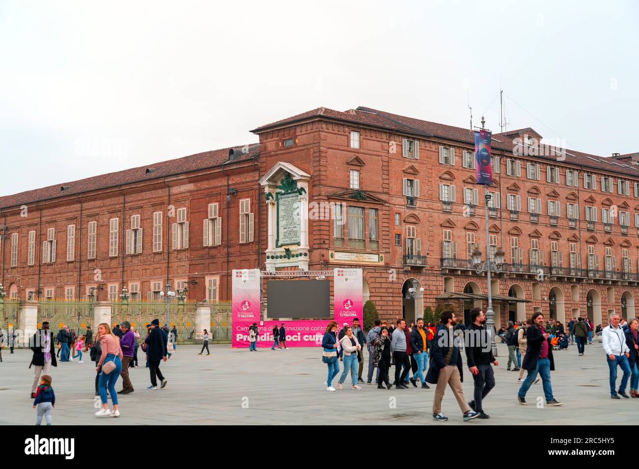 Torino, Italia - 27 marzo 2022: Piazza Castello è una piazza a Torino, Italia. E' fiancheggiato da musei, teatri e caffetterie. Foto Stock