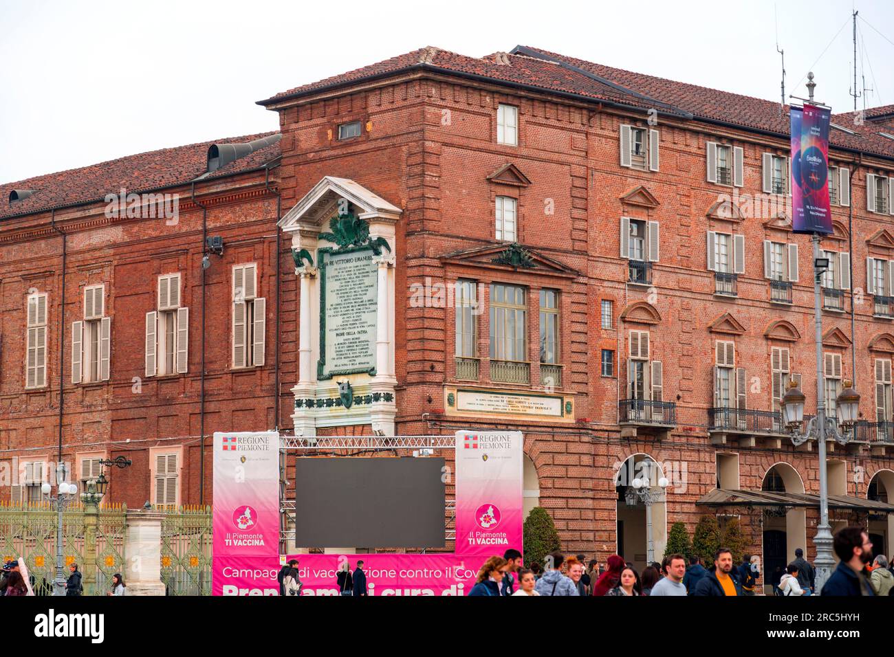 Torino, Italia - 27 marzo 2022: Piazza Castello è una piazza a Torino, Italia. E' fiancheggiato da musei, teatri e caffetterie. Foto Stock