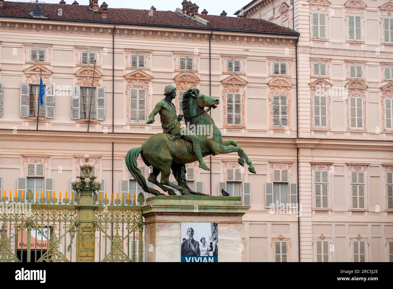 Torino, Italia - 27 marzo 2022: Piazza Castello è una piazza a Torino, Italia. E' fiancheggiato da musei, teatri e caffetterie. Foto Stock
