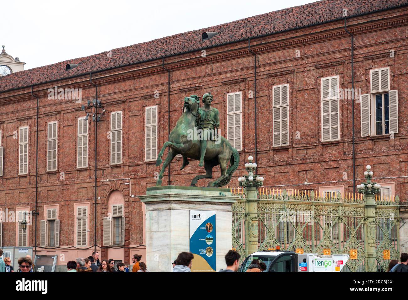 Torino, Italia - 27 marzo 2022: Piazza Castello è una piazza a Torino, Italia. E' fiancheggiato da musei, teatri e caffetterie. Foto Stock