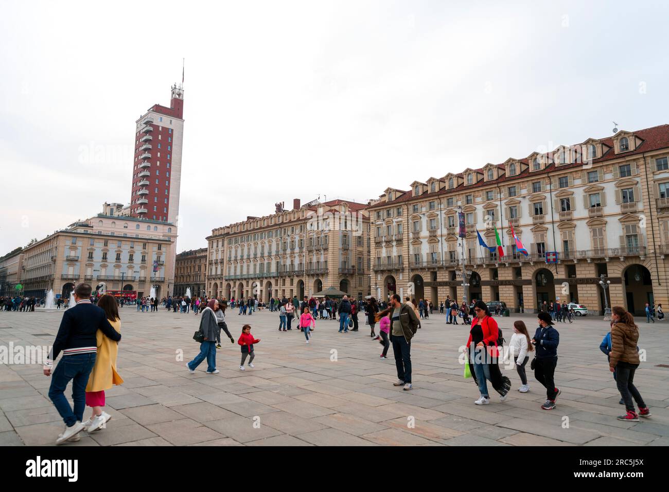 Torino, Italia - 27 marzo 2022: Piazza Castello è una piazza a Torino, Italia. E' fiancheggiato da musei, teatri e caffetterie. Foto Stock
