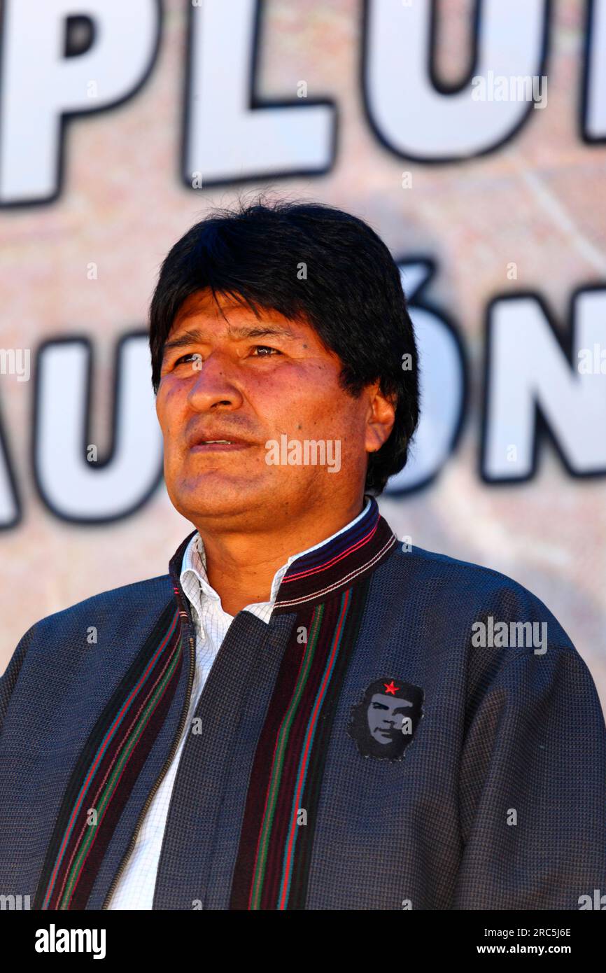 LA PAZ, BOLIVIA, 14 gennaio. il presidente boliviano Evo Morales Ayma (ex coltivatore di coca e leader sindacale) indossa una giacca con un distintivo di che Guevara mentre partecipa a un evento per celebrare la riunificazione della Bolivia alla Convenzione unica delle Nazioni Unite sugli stupefacenti del 1961. L'espressione e la posa di EVO in questo scatto sono simili a quelle di che nell'iconica foto "El Guerrillero Heroico" scattata dal fotografo Alberto Korda nel 1960, che è la base per le onnipresenti immagini moderne di che (incluso il distintivo sulla giacca di Evo). Foto Stock