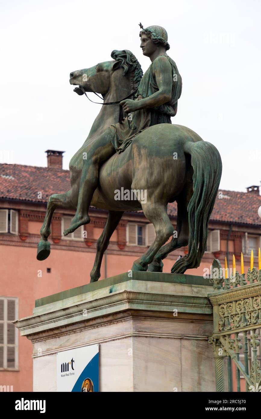 Torino, Italia - 27 marzo 2022: Piazza Castello è una piazza a Torino, Italia. E' fiancheggiato da musei, teatri e caffetterie. Foto Stock