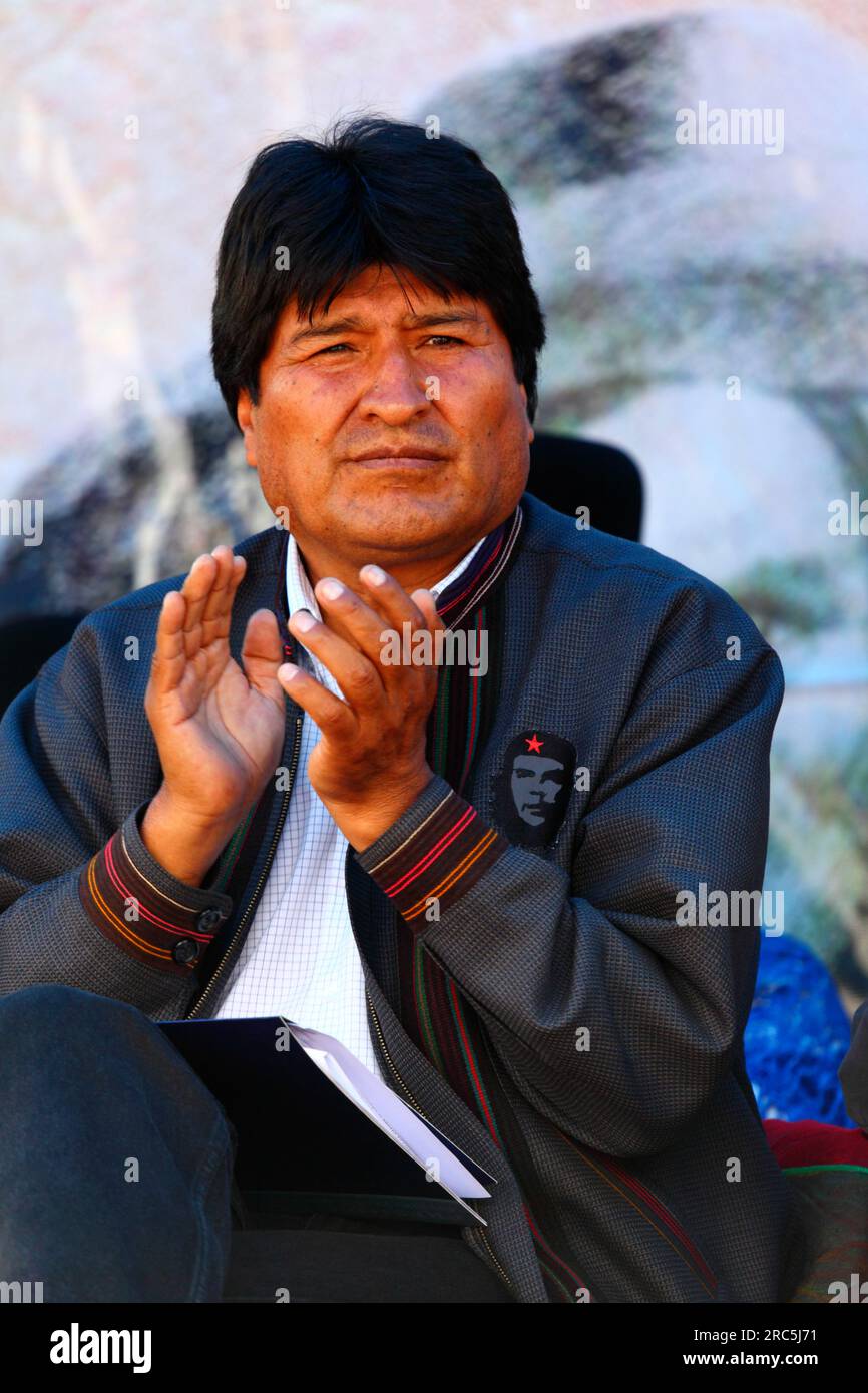 LA PAZ, BOLIVIA, 14 gennaio. il presidente boliviano Evo Morales Ayma (ex coltivatore di coca e leader sindacale) indossa una giacca con un distintivo di che Guevara mentre partecipa a un evento per celebrare la riunificazione della Bolivia alla Convenzione unica delle Nazioni Unite sugli stupefacenti del 1961. Foto Stock
