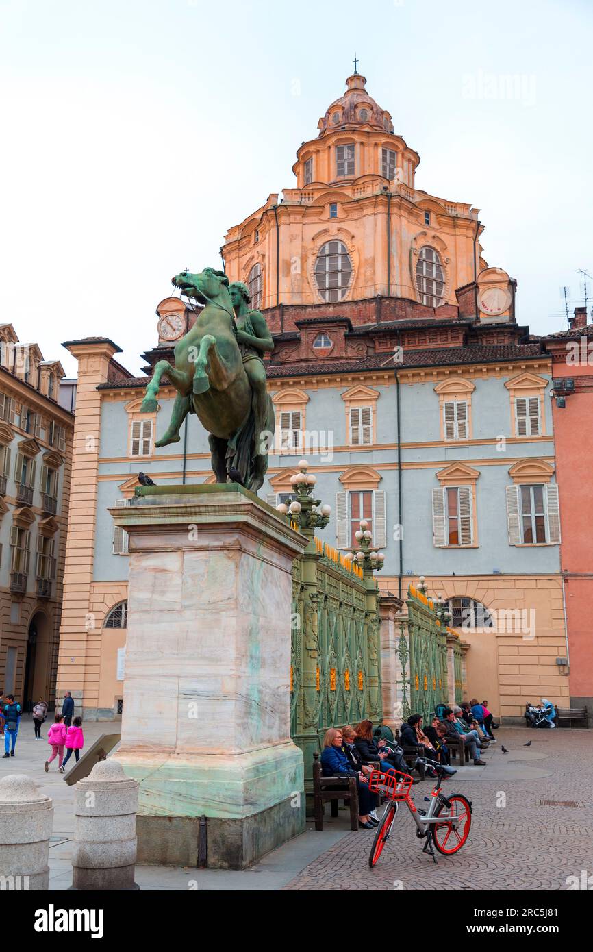 Torino, Italia - 27 marzo 2022: Piazza Castello è una piazza a Torino, Italia. E' fiancheggiato da musei, teatri e caffetterie. Foto Stock