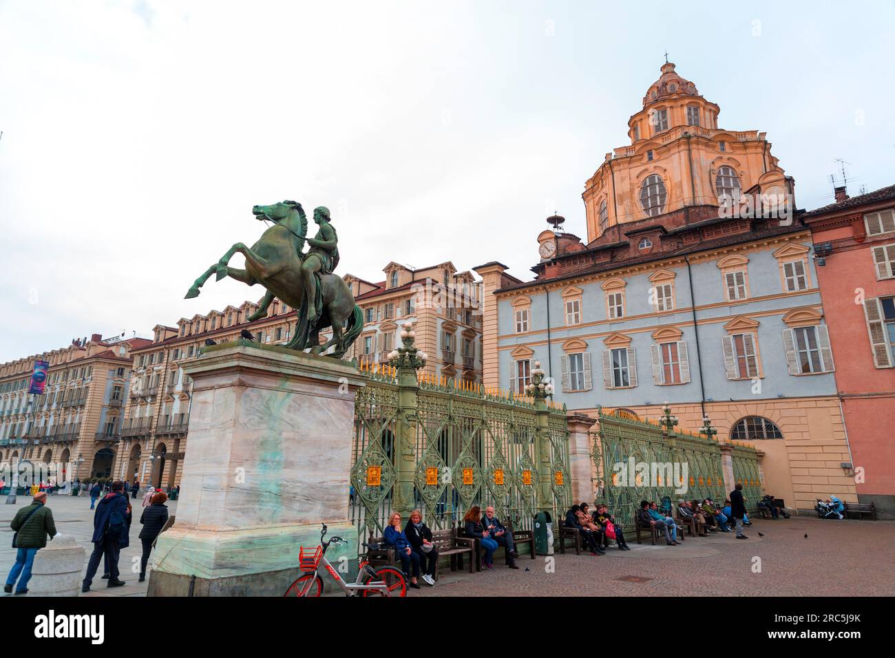 Torino, Italia - 27 marzo 2022: Piazza Castello è una piazza a Torino, Italia. E' fiancheggiato da musei, teatri e caffetterie. Foto Stock