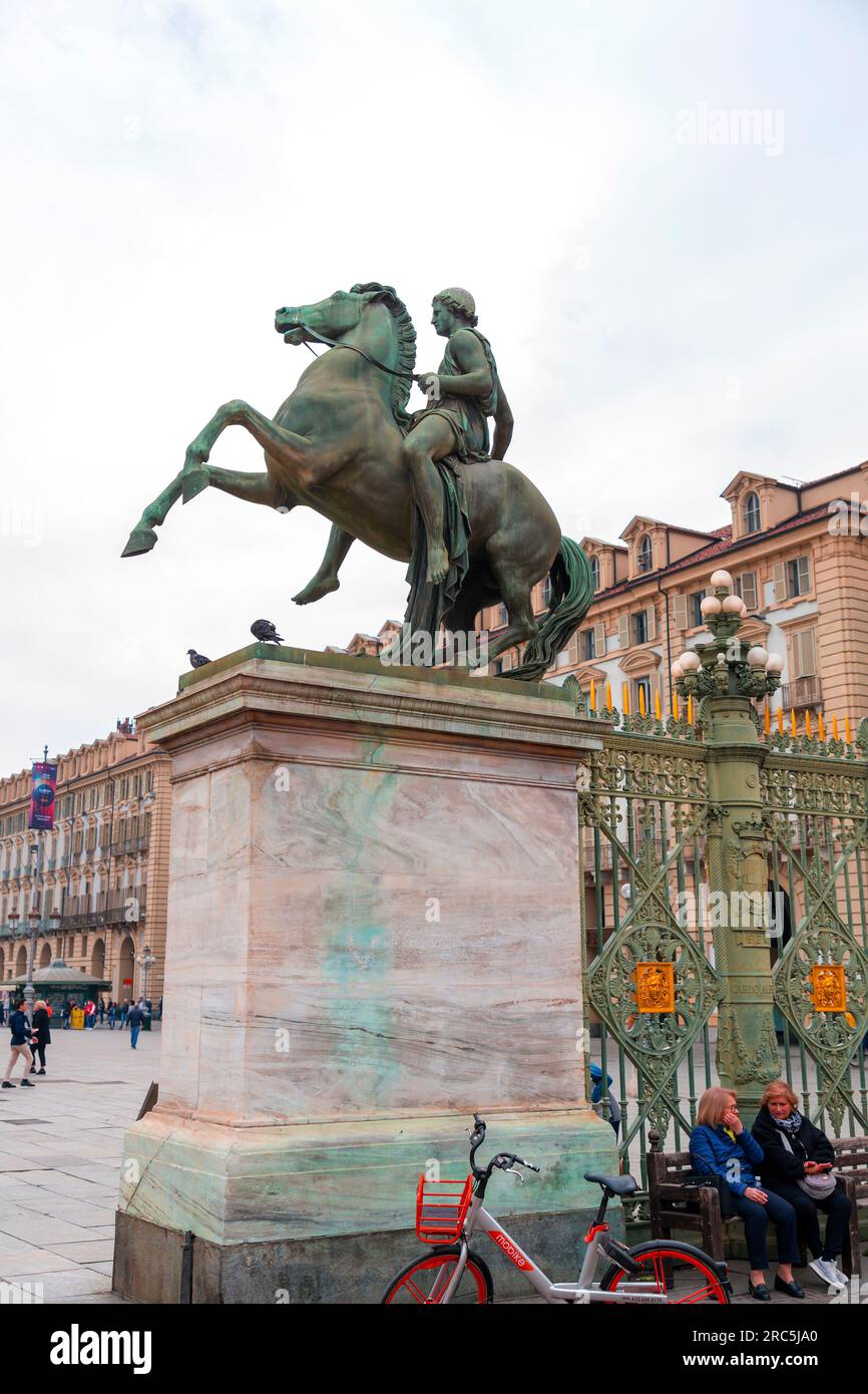 Torino, Italia - 27 marzo 2022: Piazza Castello è una piazza a Torino, Italia. E' fiancheggiato da musei, teatri e caffetterie. Foto Stock