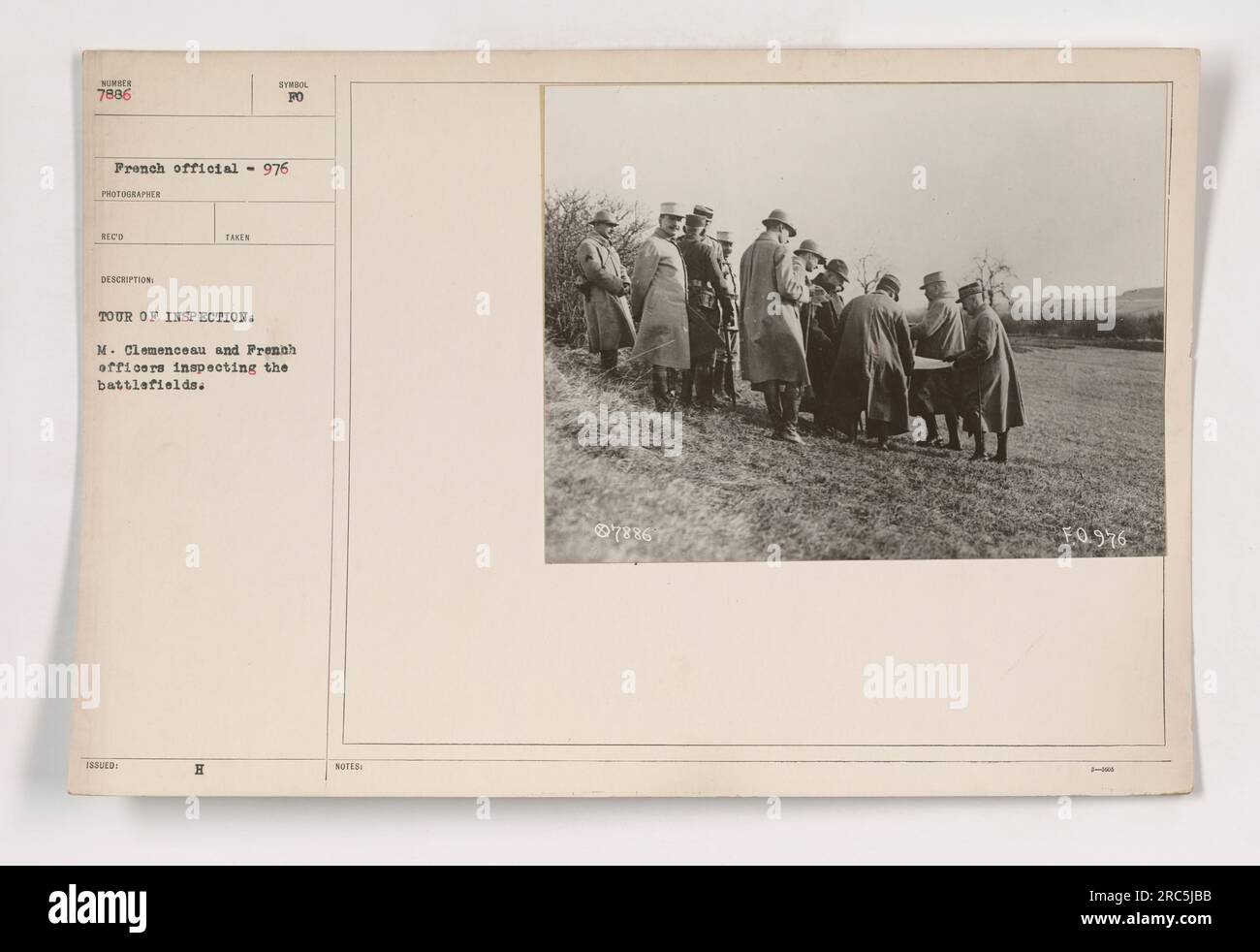 Il primo ministro francese, M. Clemenceau, e gli ufficiali francesi che conducono una visita di ispezione. Si vedono ispezionare i campi di battaglia durante la prima guerra mondiale. Questa fotografia, numerata 7886, è stata scattata da un fotografo ufficiale francese. Fa parte di una serie che documenta le attività militari americane durante la guerra. Foto Stock