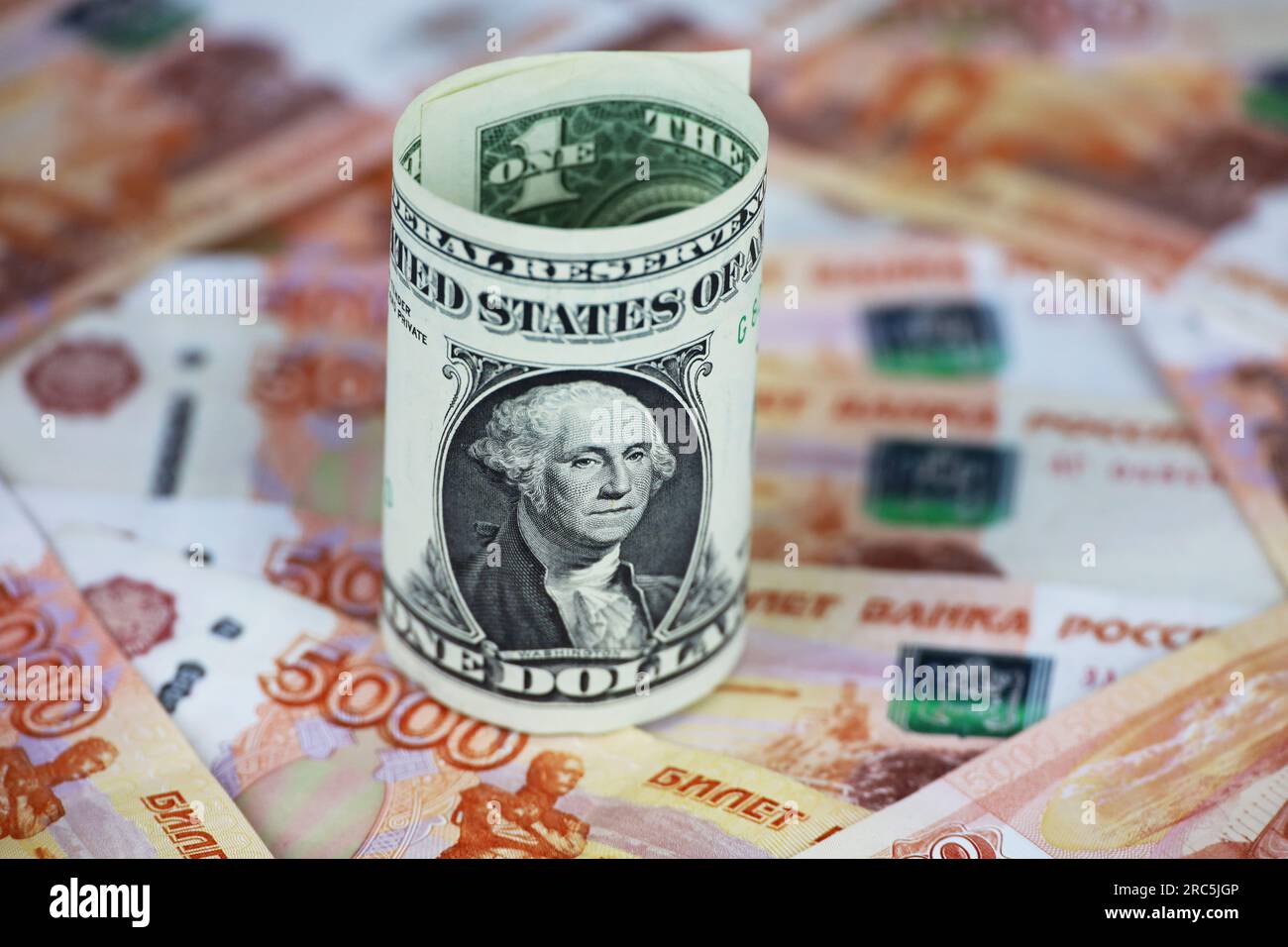 Rubli russi e banconote in dollari americani. Concetto di tasso di cambio, sanzioni americane contro l'economia della Russia Foto Stock