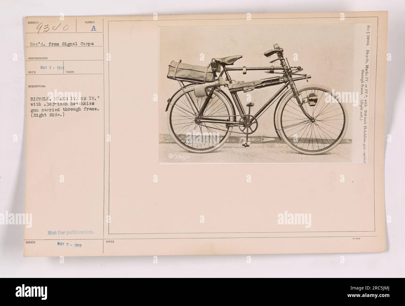 Un soldato cavalca una bicicletta con una pistola Hotchkiss da 303 pollici attaccata al telaio. La foto è stata scattata il 7 maggio 1918 e fa parte della collezione Signal Corps. La didascalia indica che non è destinata alla pubblicazione. L'immagine mostra il lato destro della bicicletta, mentre un'altra immagine con il numero 19884 mostra il lato sinistro. Foto Stock