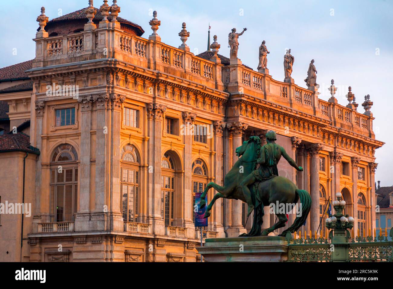 Torino, 27 marzo 2022: Palazzo Madama e Casaforte degli Acaja è un palazzo torinese. Situato in Piazza Castello. Foto Stock