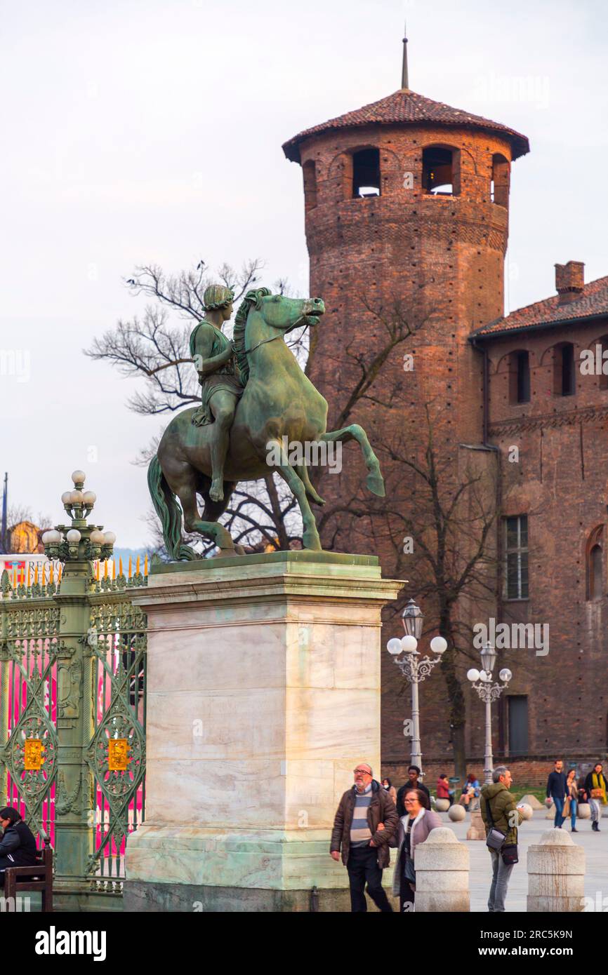 Torino, Italia - 27 marzo 2022: Piazza Castello è una piazza a Torino, Italia. E' fiancheggiato da musei, teatri e caffetterie. Foto Stock