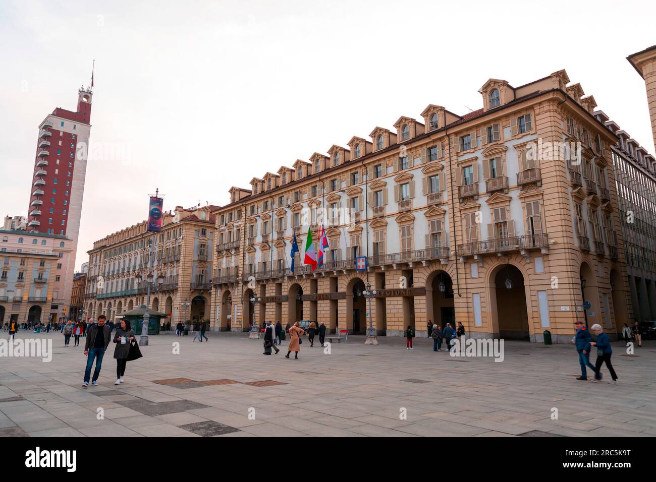 Torino, Italia - 27 marzo 2022: Piazza Castello è una piazza a Torino, Italia. E' fiancheggiato da musei, teatri e caffetterie. Foto Stock