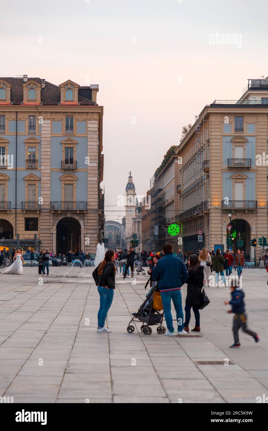 Torino, Italia - 27 marzo 2022: Piazza Castello è una piazza a Torino, Italia. E' fiancheggiato da musei, teatri e caffetterie. Foto Stock