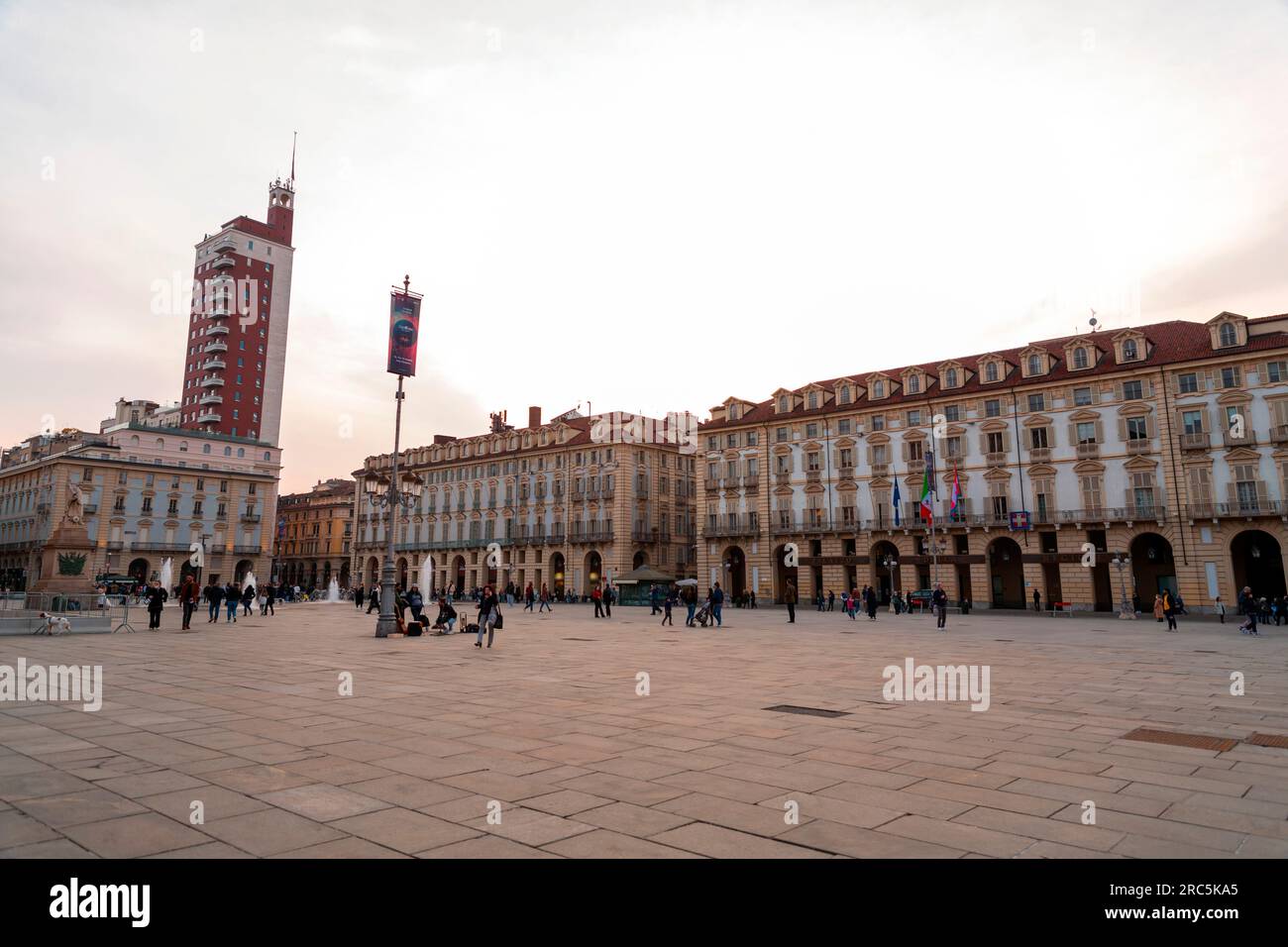Torino, Italia - 27 marzo 2022: Piazza Castello è una piazza a Torino, Italia. E' fiancheggiato da musei, teatri e caffetterie. Foto Stock