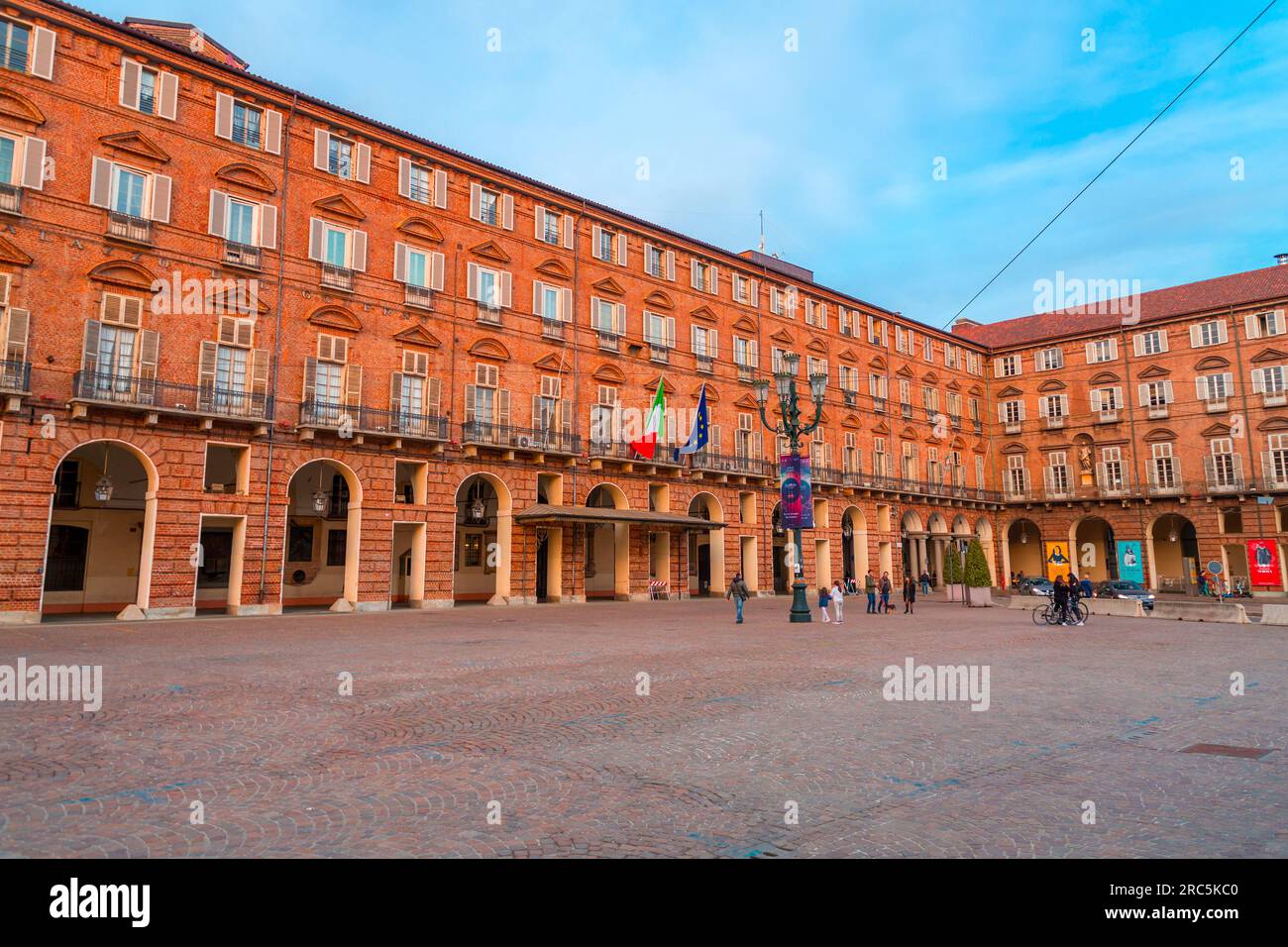 Torino, Italia - 27 marzo 2022: Piazza Castello è una piazza a Torino, Italia. E' fiancheggiato da musei, teatri e caffetterie. Foto Stock