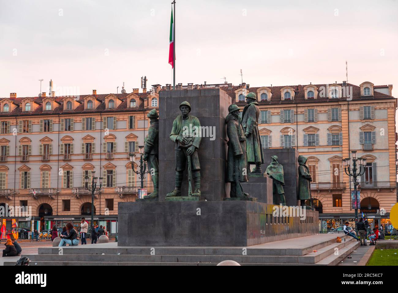 Torino, Italia - 27 marzo 2022: Piazza Castello è una piazza a Torino, Italia. E' fiancheggiato da musei, teatri e caffetterie. Foto Stock
