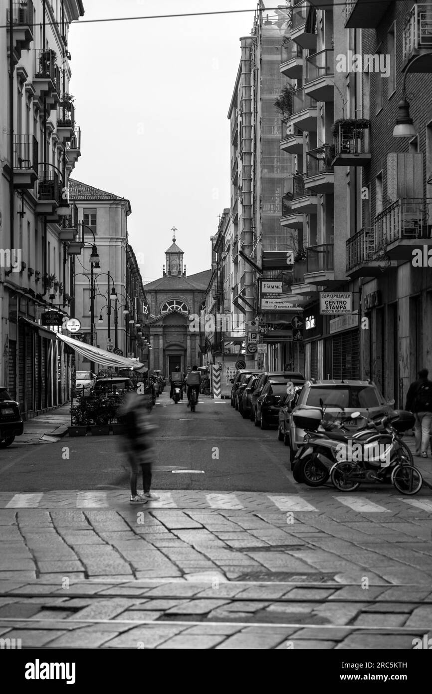 Torino, Italia - 27 marzo 2022: Tipica architettura italiana e vista stradale a Torino, Piemonte, Italia. Foto Stock