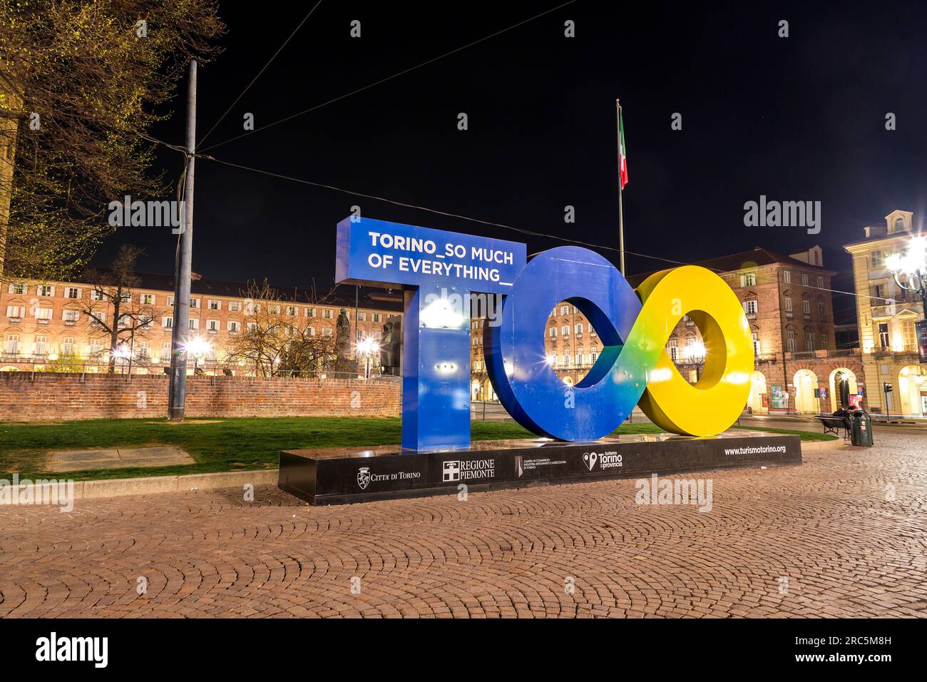 Torino, Italia - 27 marzo 2022: Statua simbolo della città di Torino in Piazza Castello a Torino. Foto Stock