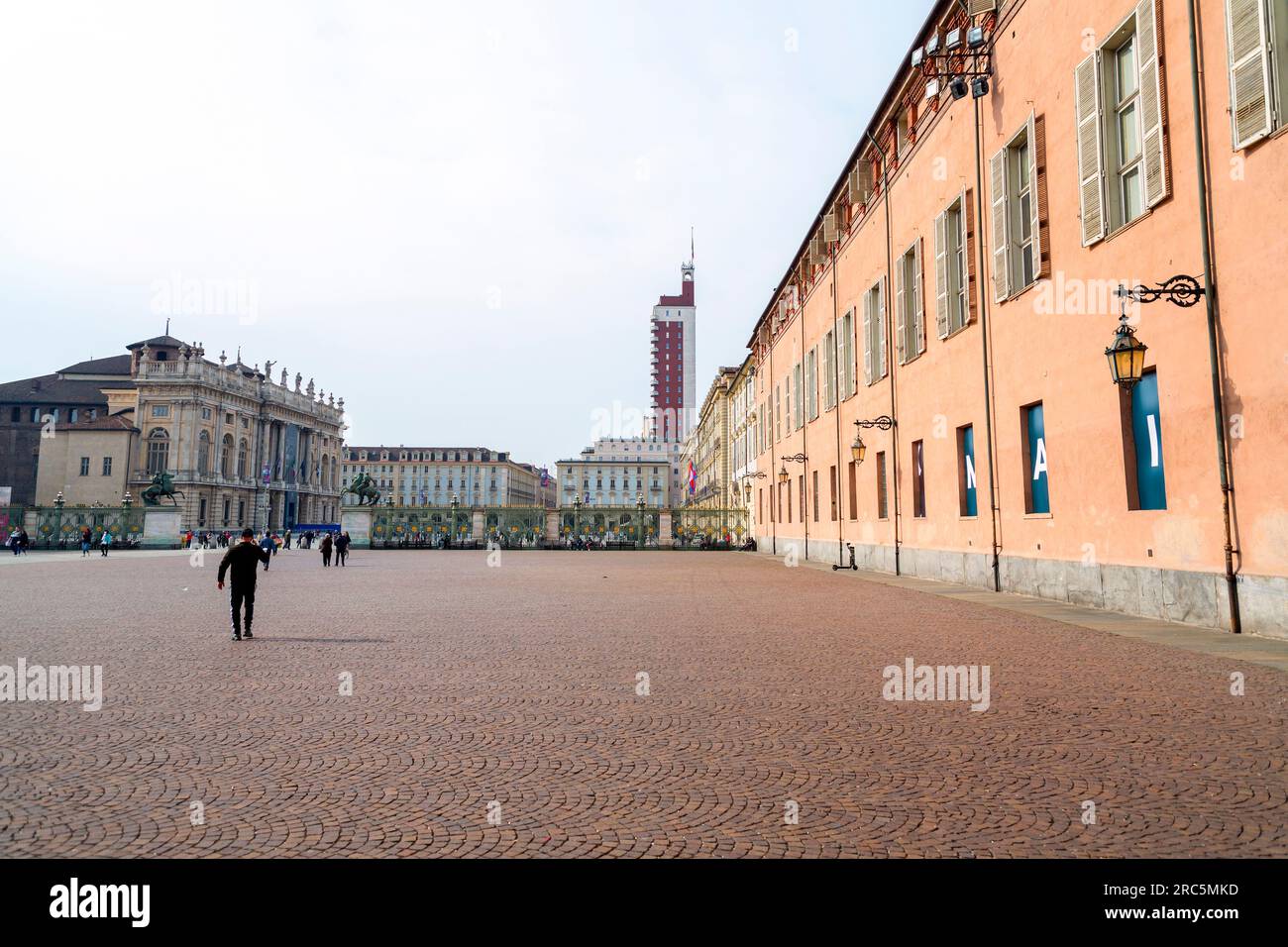 Torino, Italia - 27 marzo 2022: Piazza Castello è una piazza a Torino, Italia. E' fiancheggiato da musei, teatri e caffetterie. Foto Stock