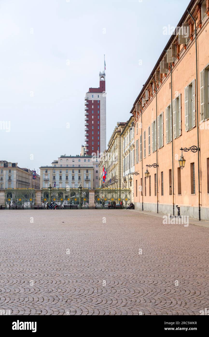 Torino, Italia - 27 marzo 2022: Piazza Castello è una piazza a Torino, Italia. E' fiancheggiato da musei, teatri e caffetterie. Foto Stock