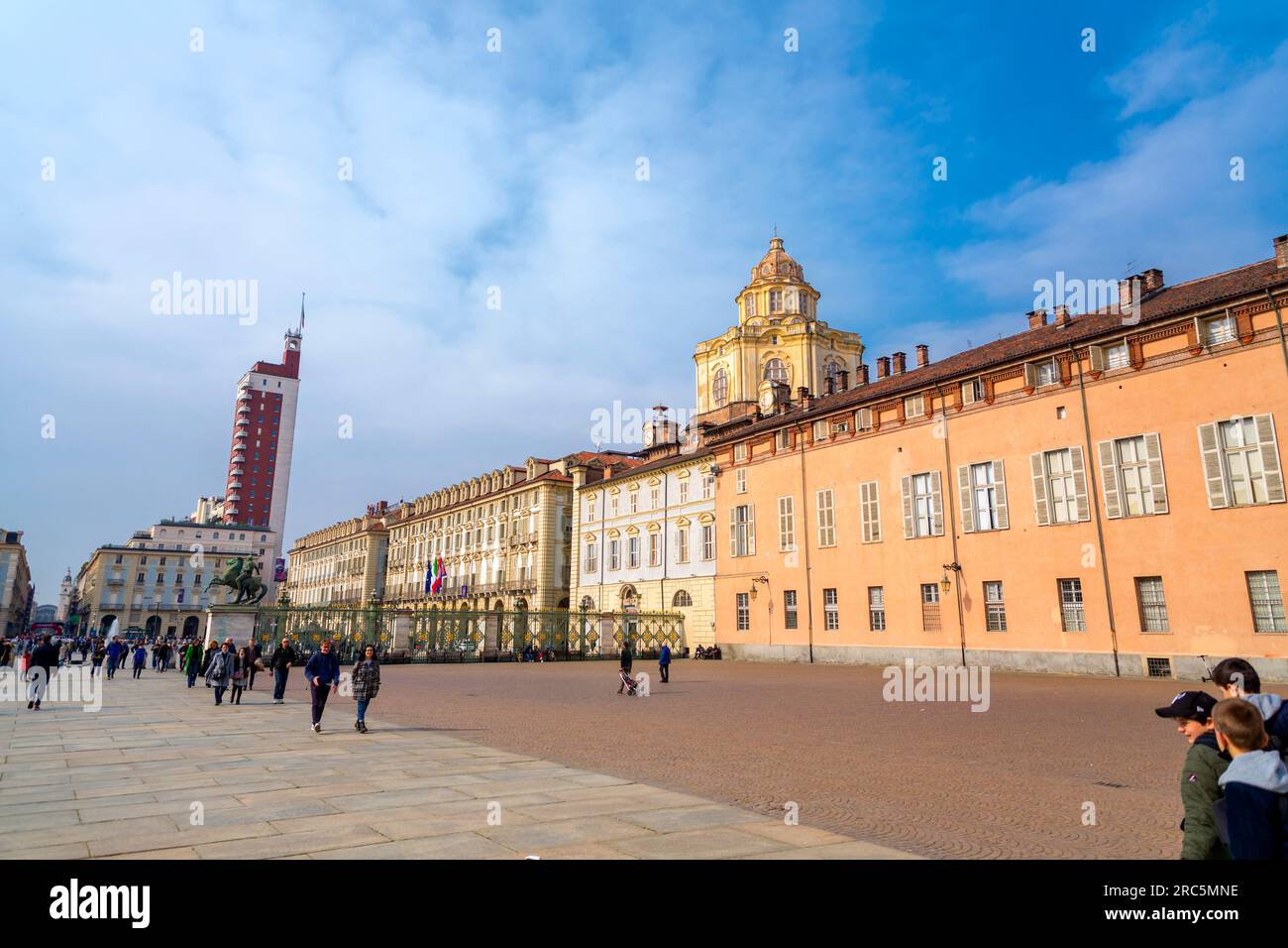 Torino, Italia - 27 marzo 2022: Piazza Castello è una piazza a Torino, Italia. E' fiancheggiato da musei, teatri e caffetterie. Foto Stock