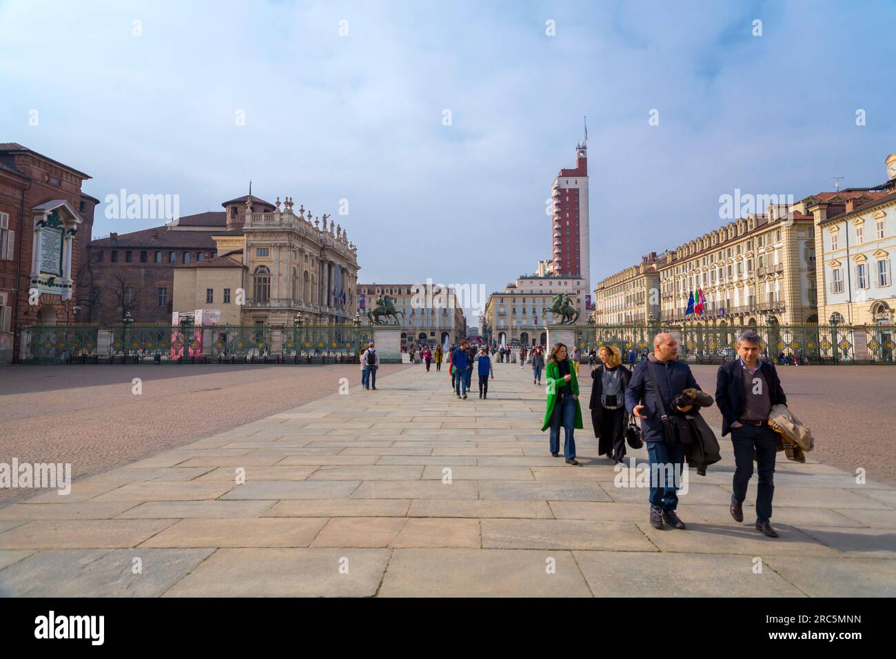 Torino, Italia - 27 marzo 2022: Piazza Castello è una piazza a Torino, Italia. E' fiancheggiato da musei, teatri e caffetterie. Foto Stock