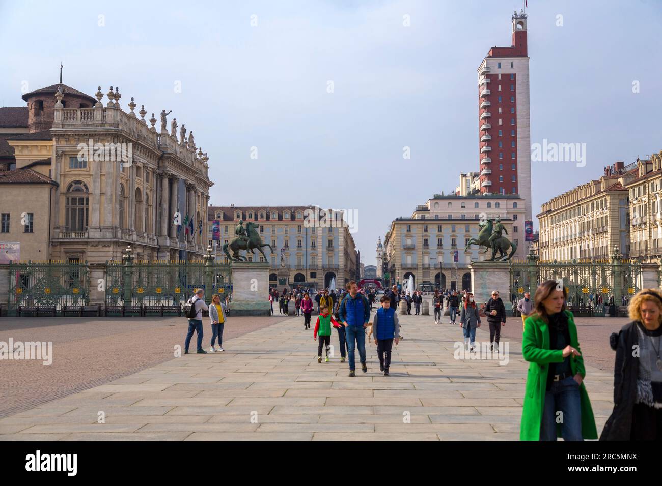 Torino, Italia - 27 marzo 2022: Piazza Castello è una piazza a Torino, Italia. E' fiancheggiato da musei, teatri e caffetterie. Foto Stock