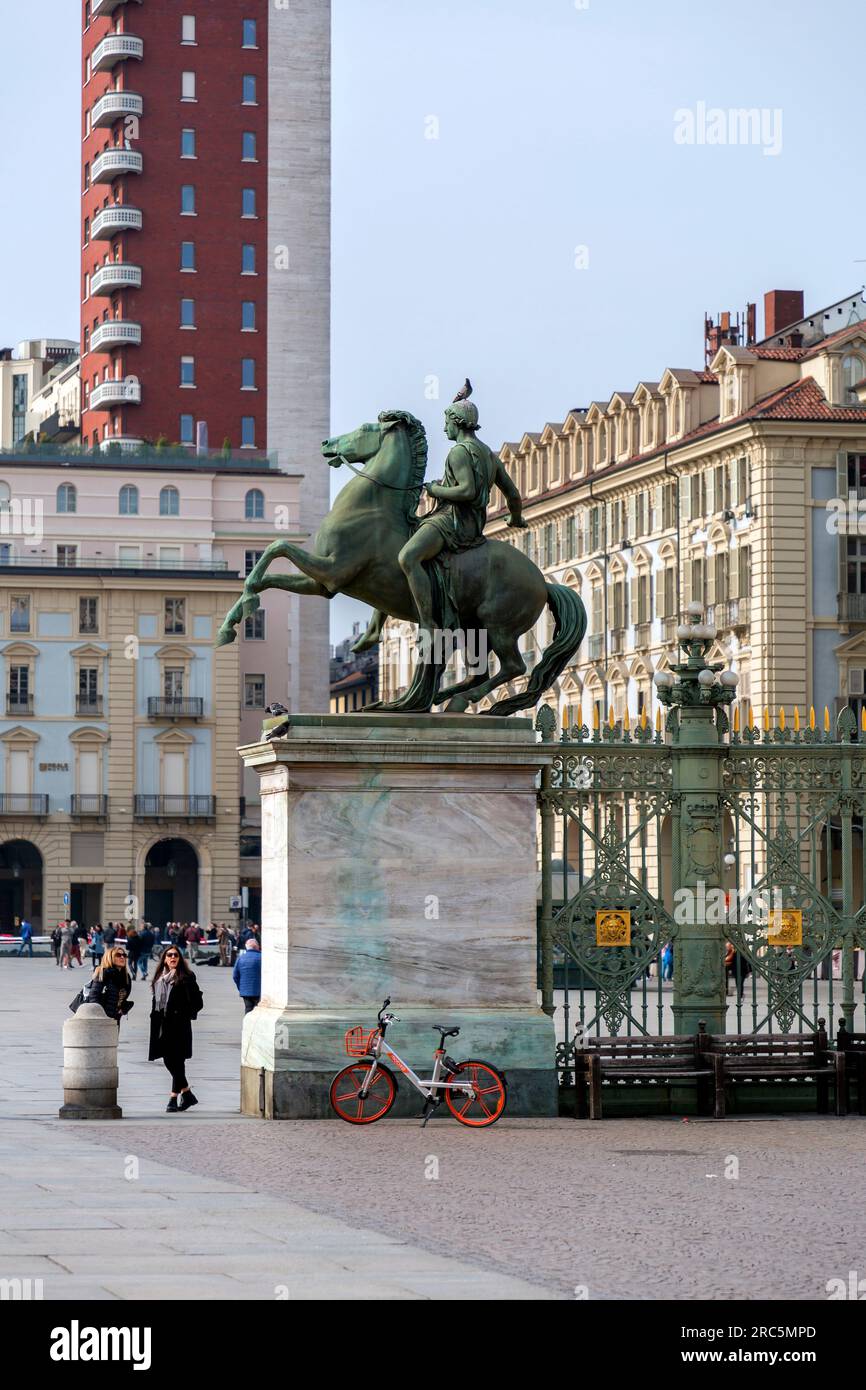 Torino, Italia - 27 marzo 2022: Piazza Castello è una piazza a Torino, Italia. E' fiancheggiato da musei, teatri e caffetterie. Foto Stock