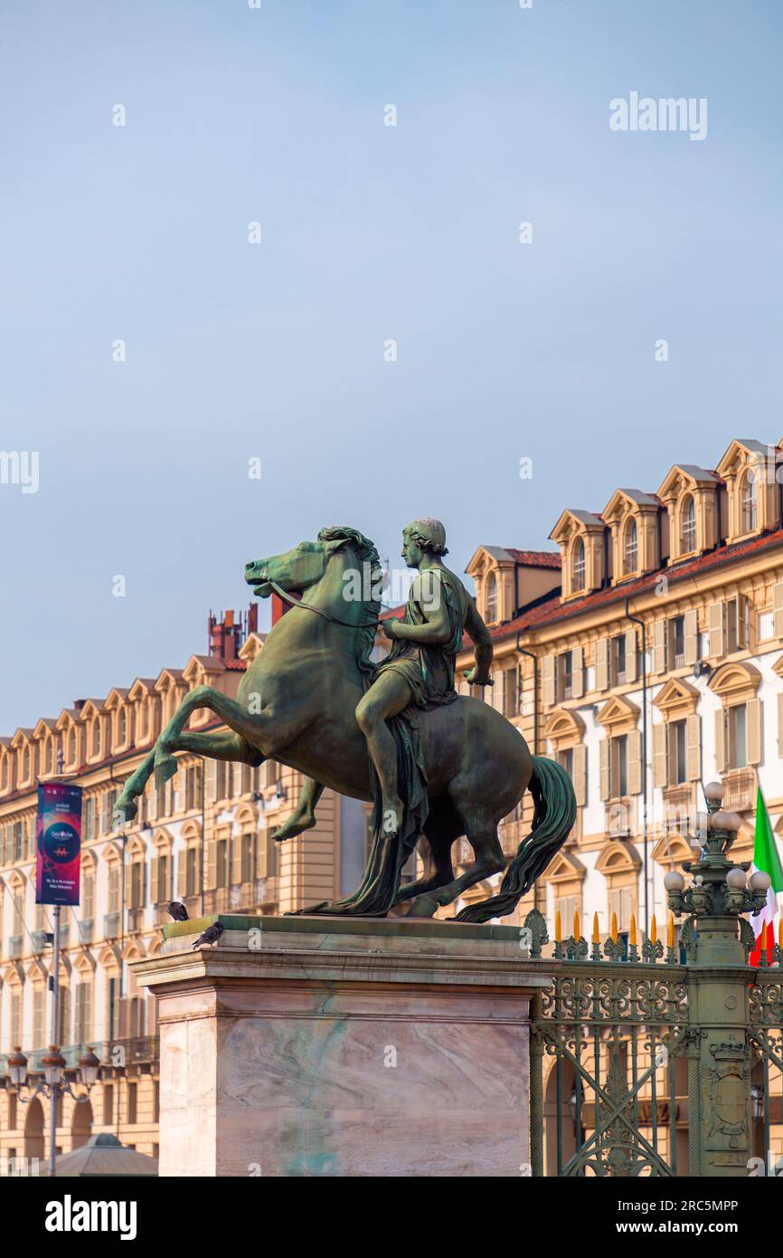 Torino, Italia - 27 marzo 2022: Piazza Castello è una piazza a Torino, Italia. E' fiancheggiato da musei, teatri e caffetterie. Foto Stock