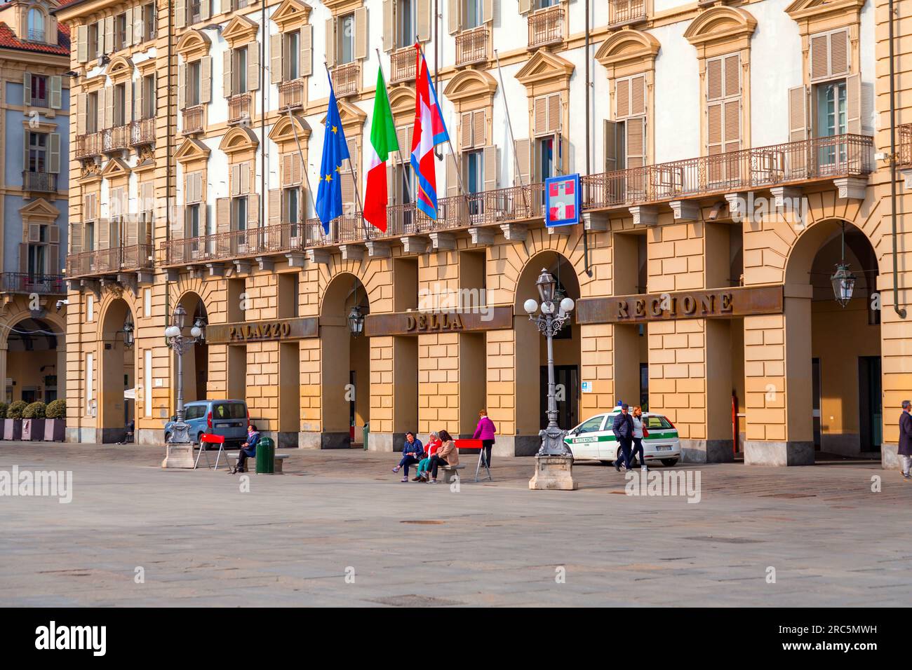 Torino, Italia - 27 marzo 2022: Piazza Castello è una piazza a Torino, Italia. E' fiancheggiato da musei, teatri e caffetterie. Foto Stock