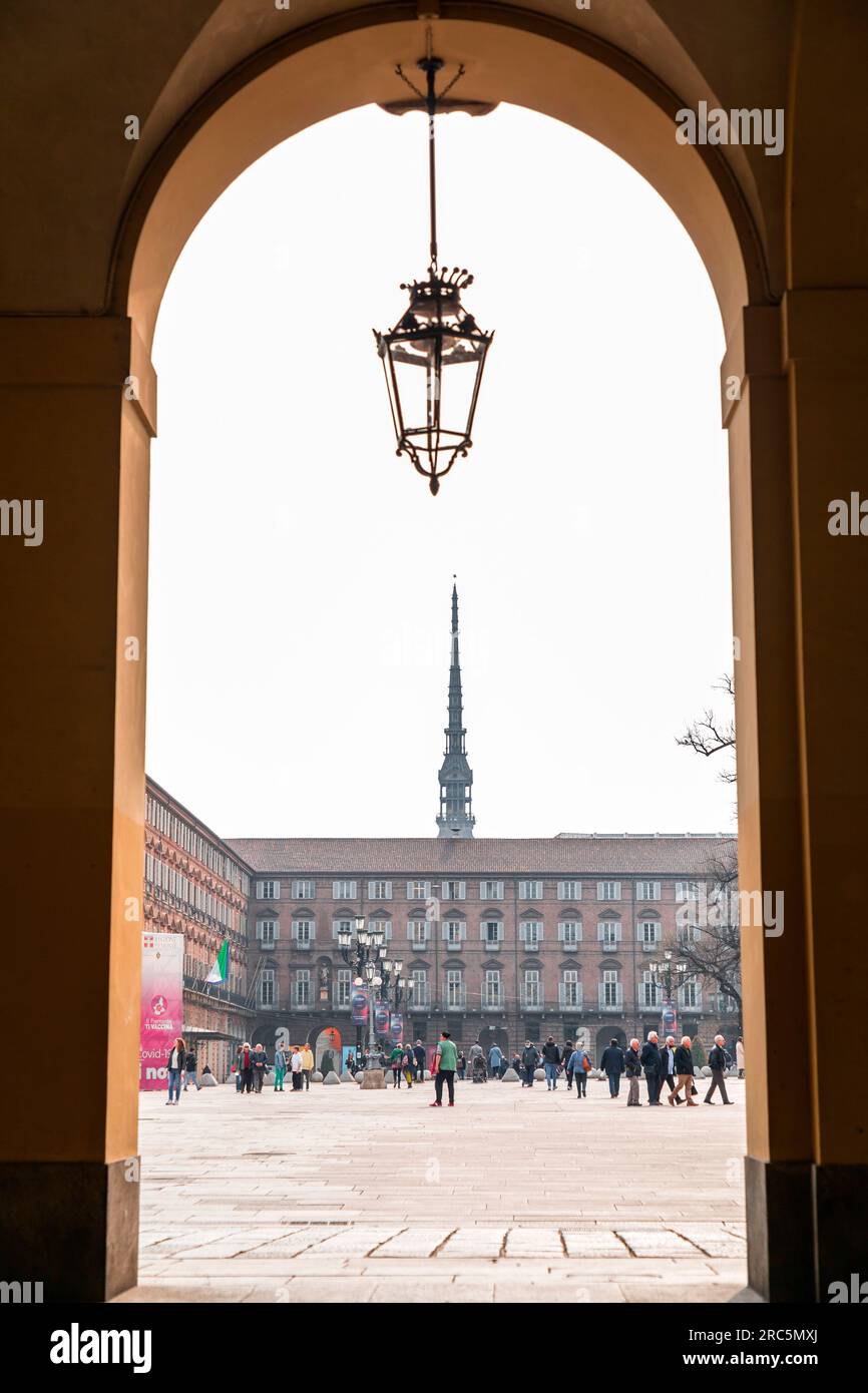 Torino, Italia - 27 marzo 2022: Piazza Castello è una piazza a Torino, Italia. E' fiancheggiato da musei, teatri e caffetterie. Foto Stock