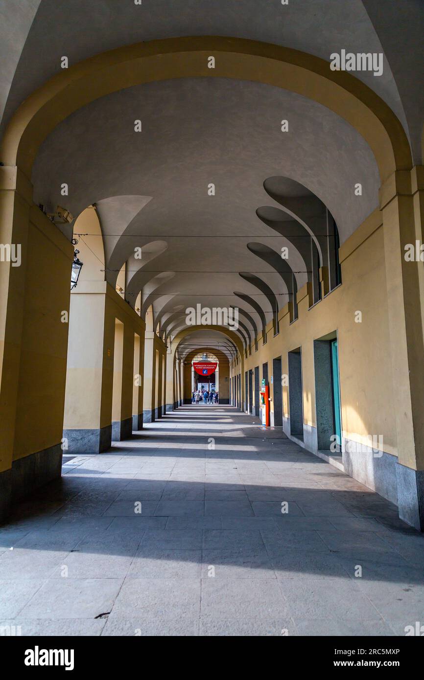 Torino, Italia - 27 marzo 2022: Piazza Castello è una piazza a Torino, Italia. E' fiancheggiato da musei, teatri e caffetterie. Foto Stock