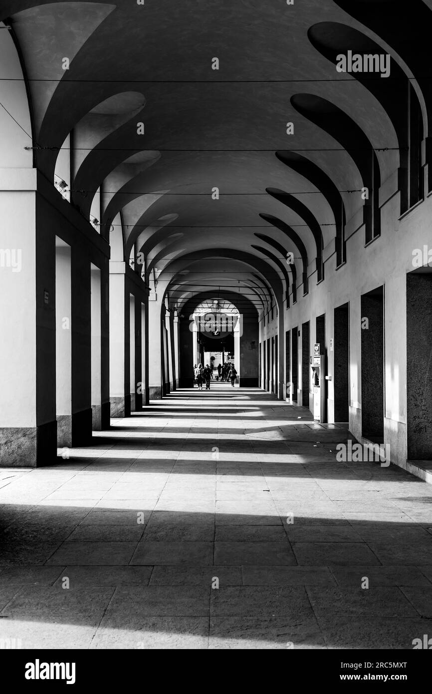 Torino, Italia - 27 marzo 2022: Piazza Castello è una piazza a Torino, Italia. E' fiancheggiato da musei, teatri e caffetterie. Foto Stock