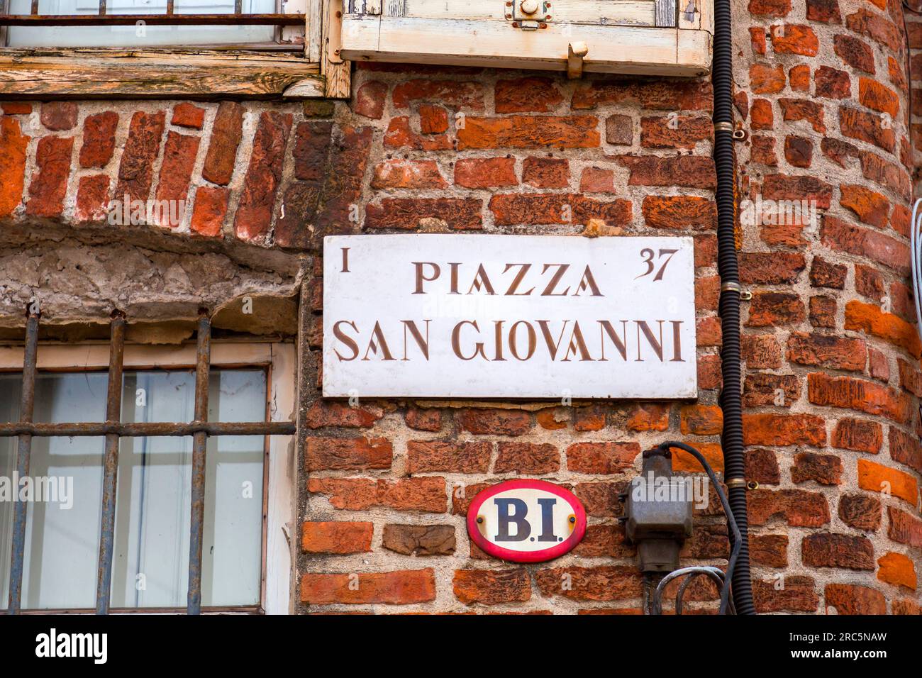 Torino, Italia - 27 marzo 2022: Piazza San Giovanni è una piazza storica nel cuore del centro storico di Torino che ospita la Cattedrale, dedicata a Foto Stock