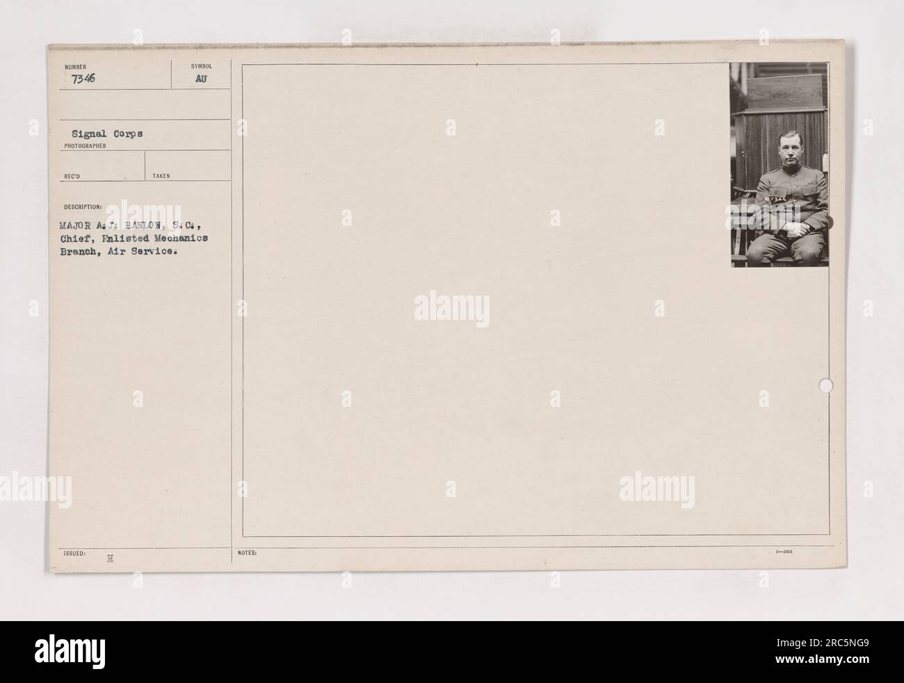 Il maggiore A. J. Hanlon, S.C., capo della Enlisted Mechanics Branch, Air Division, è raffigurato in questa fotografia (111-SC-7346). L'immagine è stata scattata come parte della collezione NEMOCE (National Educational Motion Picture Company). Il maggiore Hanlon è identificato dalle iniziali "H" e "AU" sulla fotografia. Foto Stock