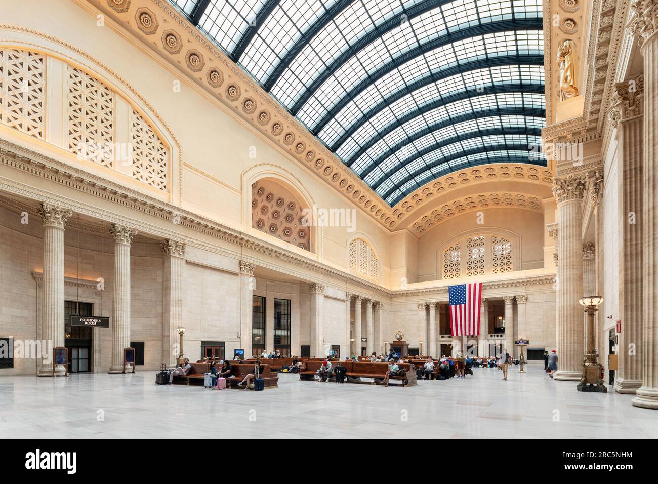 Union Station nel centro di Chicago è una storica stazione ferroviaria con negozi, ristoranti e una splendida architettura. Foto Stock