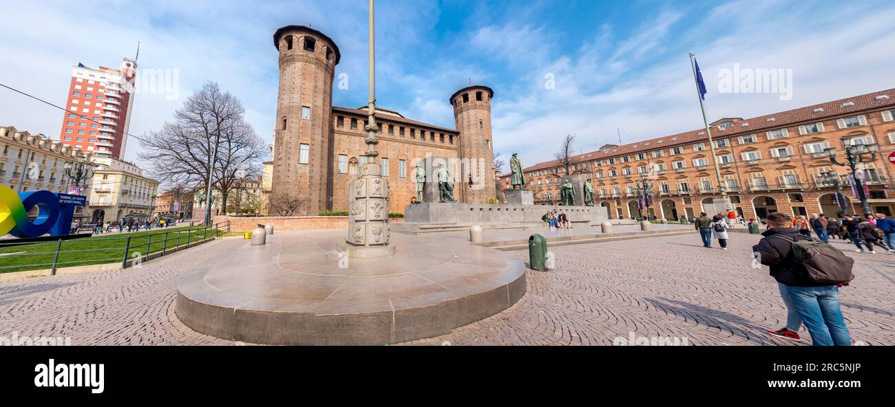Torino, Italia - 27 marzo 2022: Piazza Castello è una piazza a Torino, Italia. E' fiancheggiato da musei, teatri e caffetterie. Foto Stock