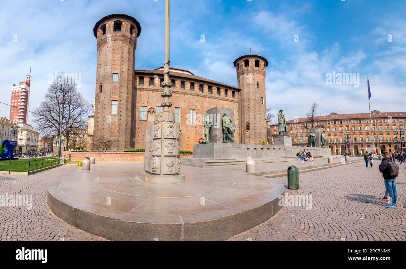 Torino, Italia - 27 marzo 2022: Piazza Castello è una piazza a Torino, Italia. E' fiancheggiato da musei, teatri e caffetterie. Foto Stock