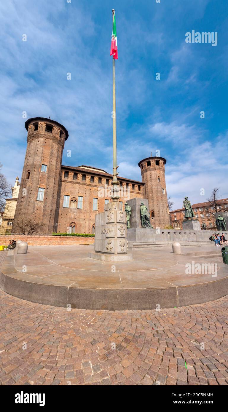 Torino, Italia - 27 marzo 2022: Piazza Castello è una piazza a Torino, Italia. E' fiancheggiato da musei, teatri e caffetterie. Foto Stock