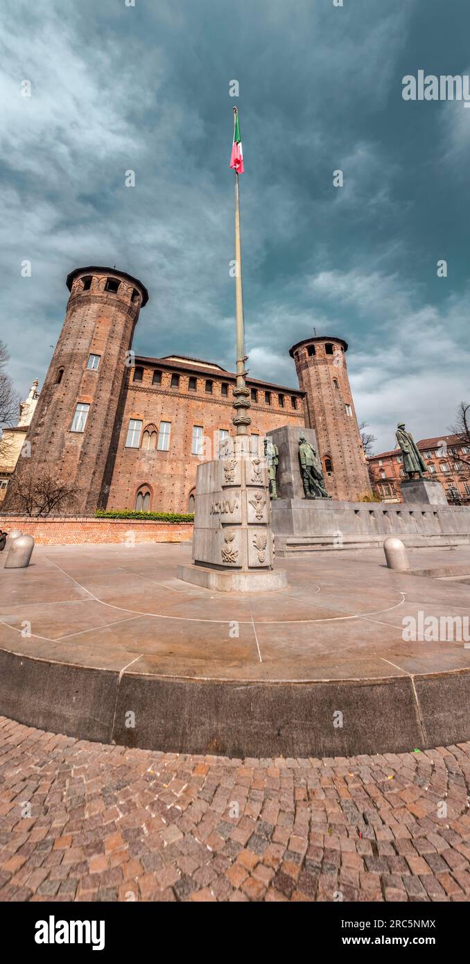 Torino, Italia - 27 marzo 2022: Piazza Castello è una piazza a Torino, Italia. E' fiancheggiato da musei, teatri e caffetterie. Foto Stock
