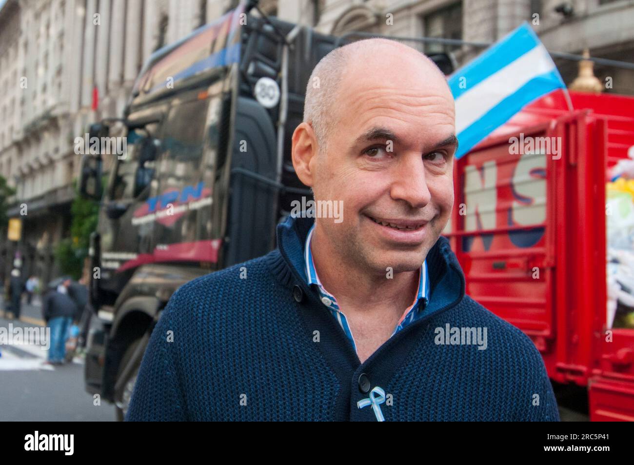 Il candidato presidenziale Horacio Rodriguez Larreta cammina per strada.Larreta partecipa alle prossime elezioni primarie contro Patricia Bullrich per definire il partito di opposizione Juntos por el cambio candidato alle elezioni generali di ottobre. Foto Stock