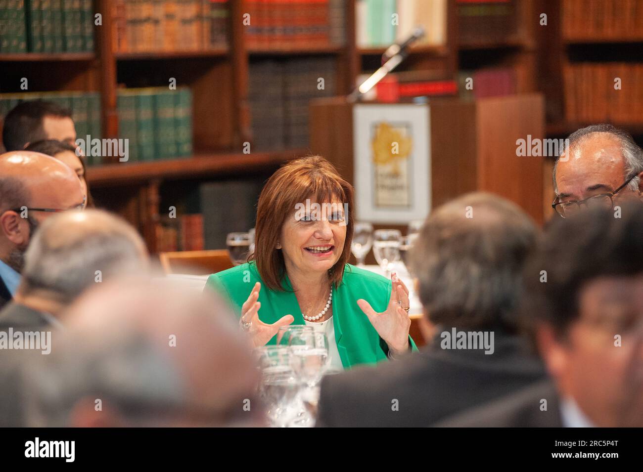 La candidata presidenziale Patricia Bullrich, vista nel corso di un incontro con avvocati e uomini d'affari.Bullrich partecipa alle prossime elezioni primarie contro Horacio Rodriguez Larreta per definire il partito di opposizione Juntos por el cambio candidato alle elezioni generali di ottobre. Foto Stock