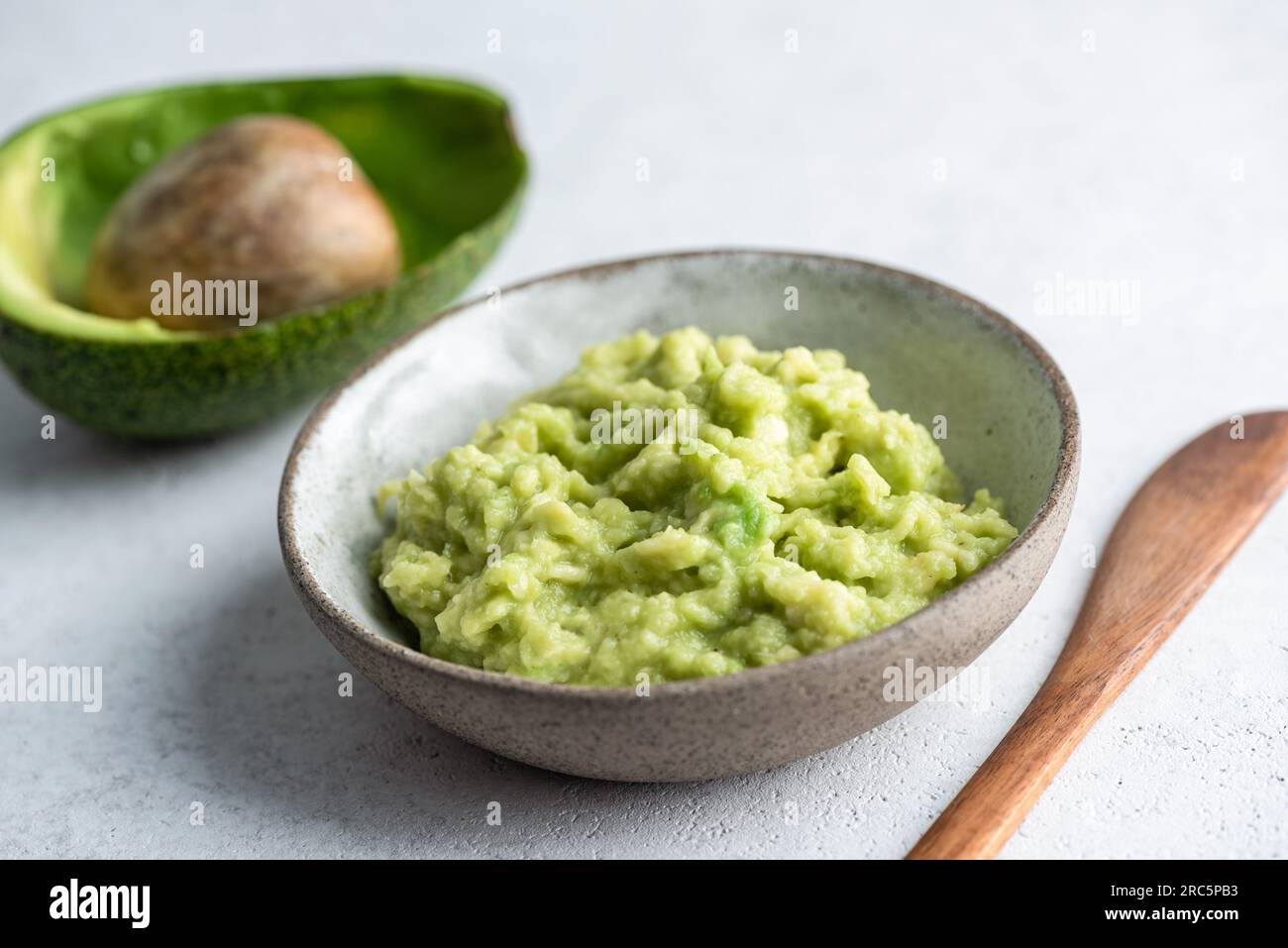 Ciotola di purea di avocado schiacciata. Cosmetici, salsa alimentare commestibile, tostapane Foto Stock