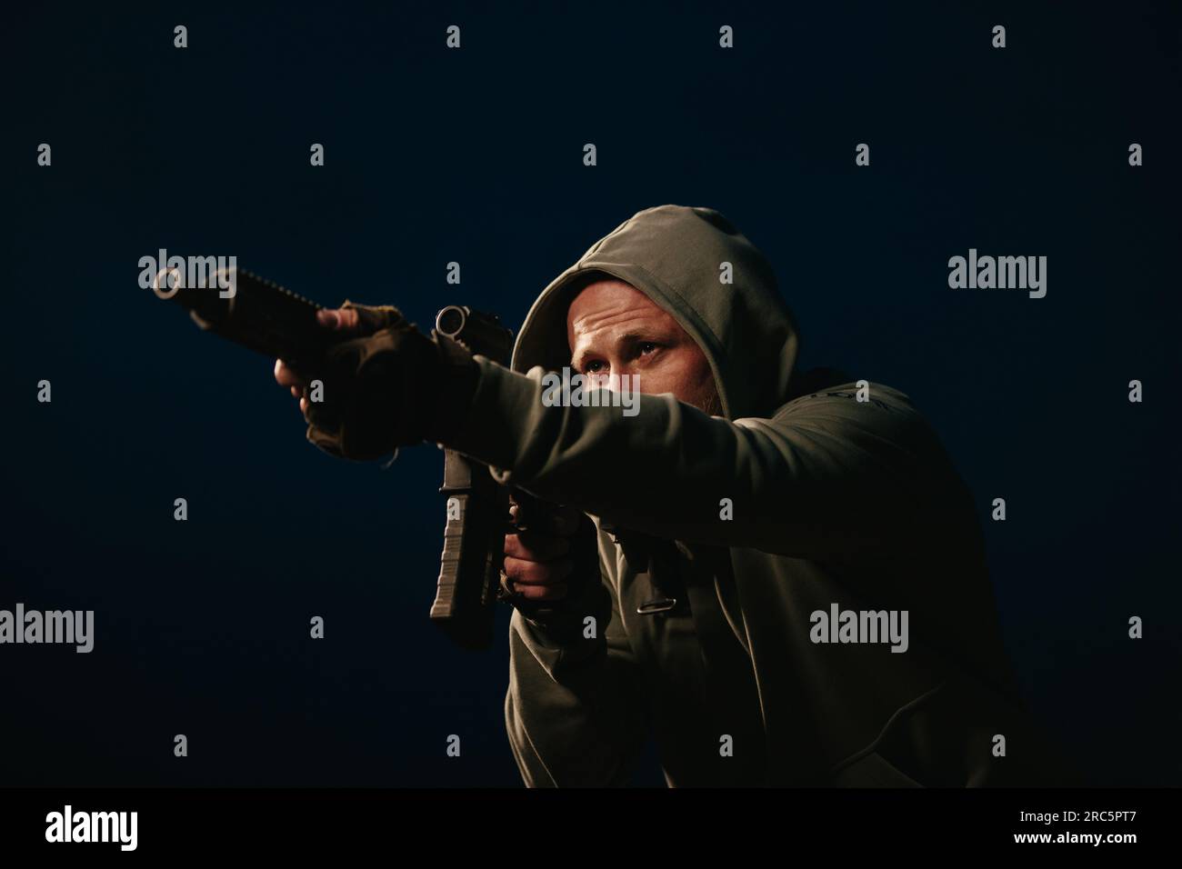 Difensore ucraino maschio che mira il suo fucile di notte Foto Stock