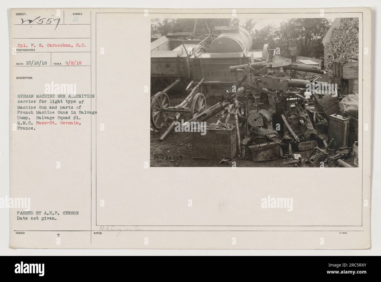 CPL. F. G. Carnochan è mostrato nella fotografia che esamina una portaerei di mitragliatrici tedesche accanto a parti di mitragliatrici francesi in una discarica di salvataggio a Bazu-St. Germain, Francia. L'immagine è stata scattata l'8 settembre 1918, durante la prima guerra mondiale. La fotografia è stata approvata dall'A.E.P. Censor. Foto Stock