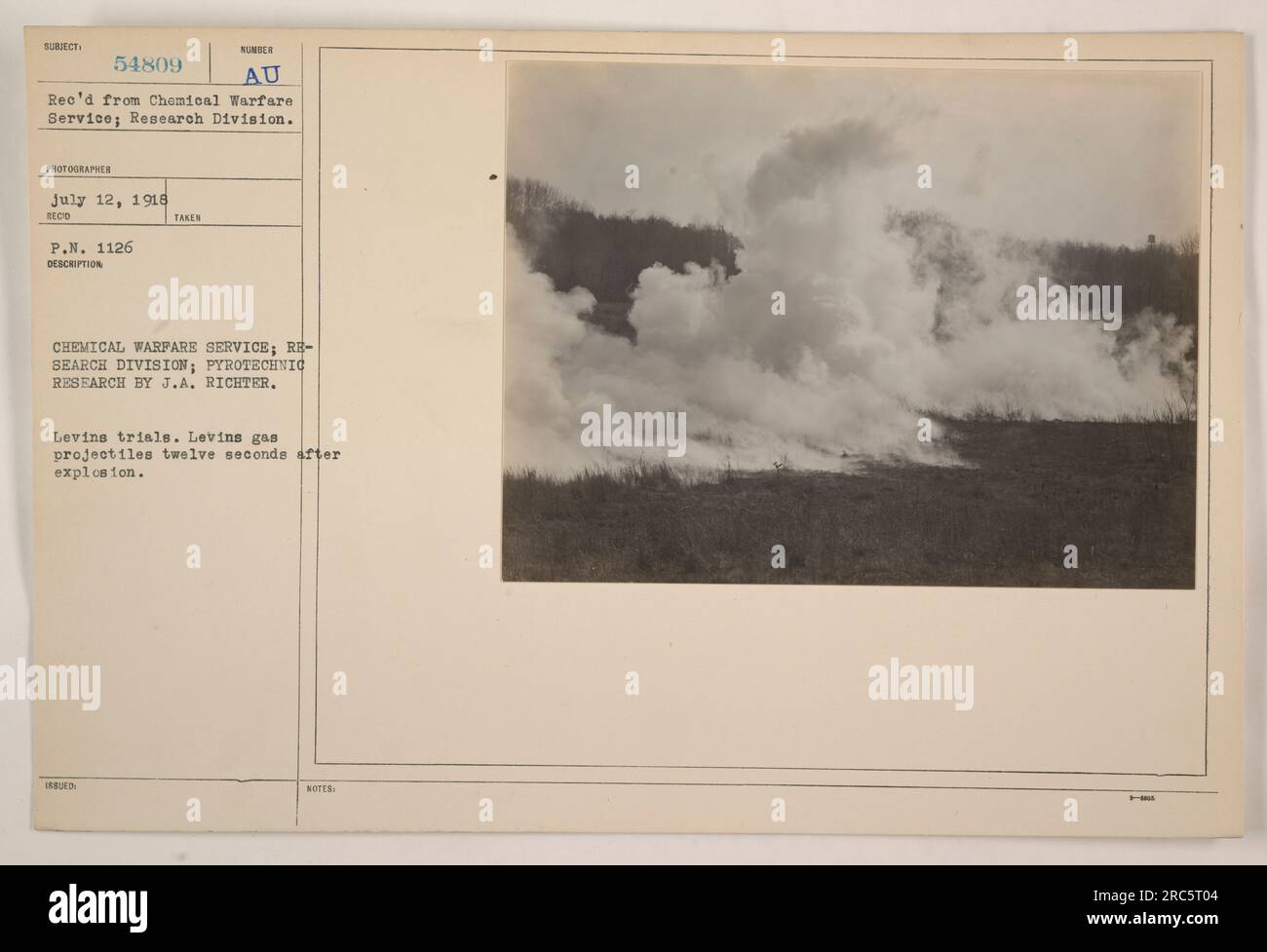 Immagine della ricerca sulla guerra chimica condotta da J.A. Richter presso la divisione Pyrotechnic Research del Chemical Warfare Service. L'immagine mostra proiettili di gas che esplodono dodici secondi dopo la detonazione. Questa fotografia è etichettata "Levine Trials" ed è stata scattata il 12 luglio 1918. Foto ricevuta dalla divisione Chemical Warfare Service Research. Fotografo sconosciuto. (Nota: Si tratta di una didascalia fattuale basata sulla descrizione fornita dell'immagine) Foto Stock