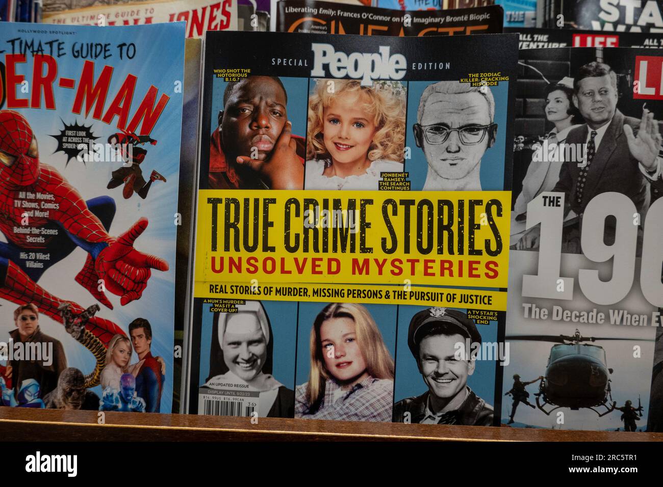 Barnes & Noble Booksellers sulla Fifth Avenue a New York City ha una vasta selezione di libri e riviste, USA 2023 Foto Stock