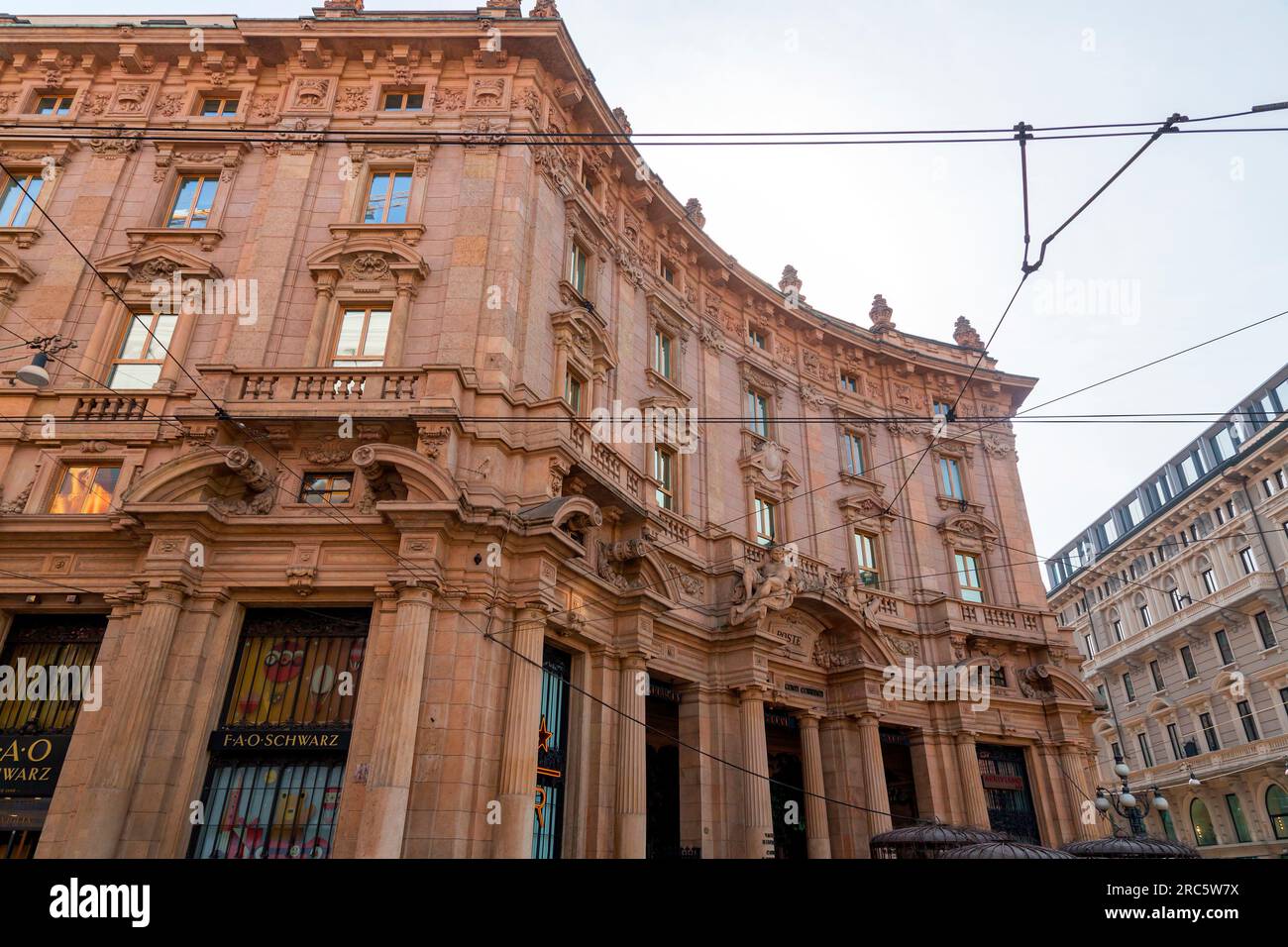 Milano, Italia - 29 marzo 2022: Ingresso alla Starbucks Reserve di Milano. Situato nel Palazzo Broggi, ex borsa valori e principale della città Foto Stock