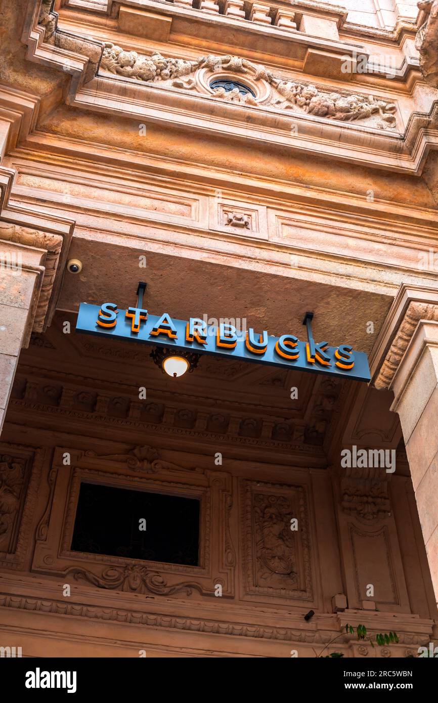 Milano, Italia - 29 marzo 2022: Ingresso alla Starbucks Reserve di Milano. Situato nel Palazzo Broggi, ex borsa valori e principale della città Foto Stock